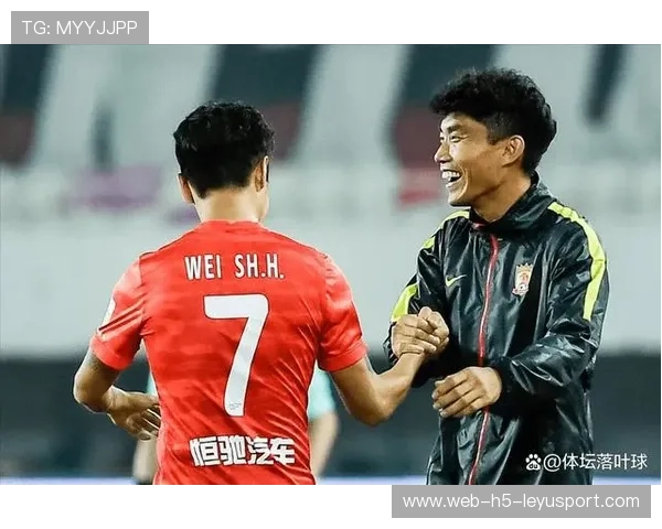 阿劳霍禁区内封堵对方外援前锋的重炮轰门